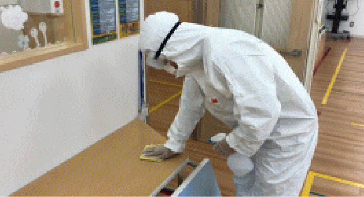 手作業で徹底消毒!!